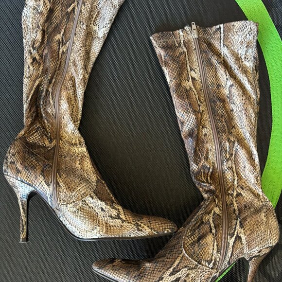 High heel faux snake skin boots 10 M - Picture 2 of 4